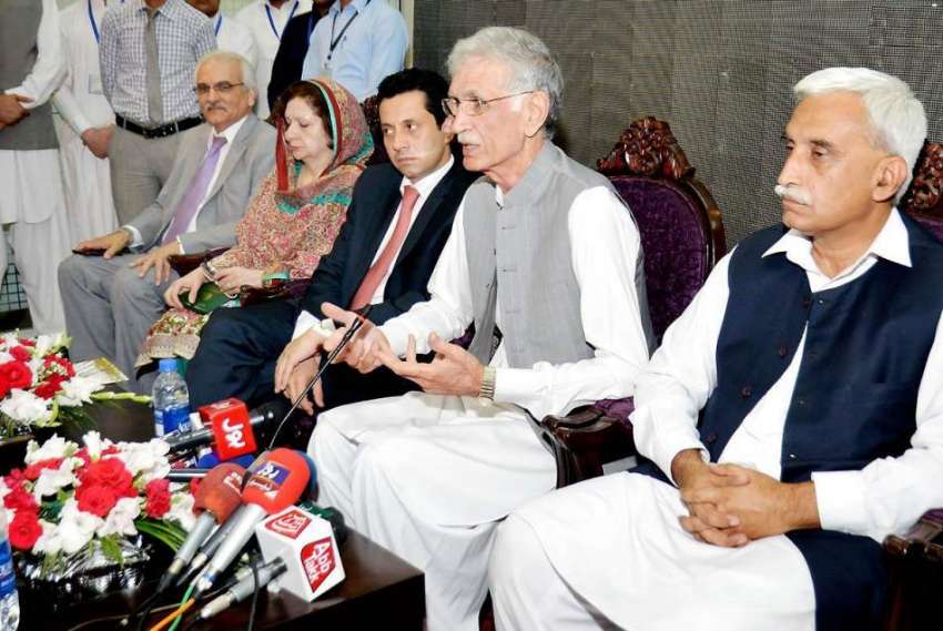 پشاور: وزیر اعلیٰ خیبر پختونخوا پرویز خٹک پریس کانفرنس سے ..