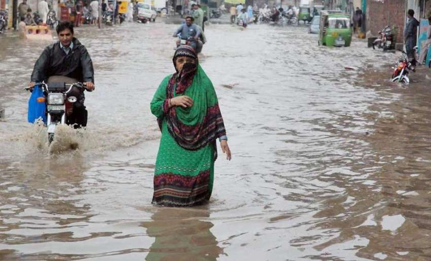 لاہور: شہر میں ہونے والی موسلا دھار بارش کے بعد گڑھی شاہو ..