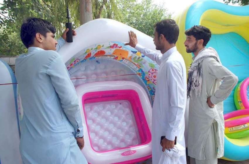 پشاور: شہری فٹ پاتھ پر لگے سٹال سے بچوں کے نہانے کا ٹب پسند ..