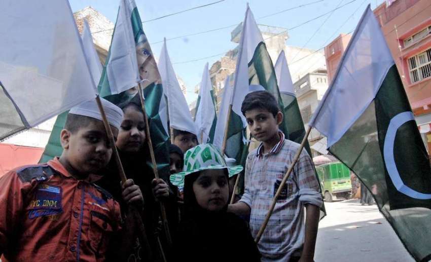راولپنڈی: 14اگست کے لیے بچے پاکستان پرچم خرید رہے ہیں۔