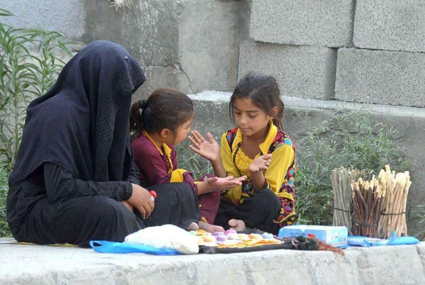 راولپنڈی: ایک خاتون اپنا اور اپنے بچوں کا پیٹ پالنے کے لیے ..