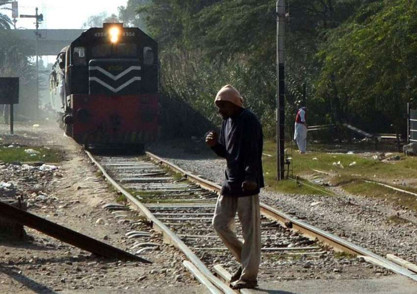 سرگودھا: ایک شخص کسی خطرے سے بے خبر ریلوے ٹریک کراس کر رہا ..