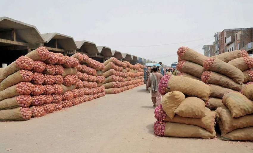 فیصل آباد: سبزی منڈی میں آڑھتیوں نے پیاز کی بوریاں فروخت ..