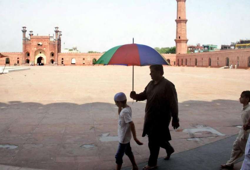 لاہور: بادشاہی مسجد میں نمازجمعہ کی ادائیگی کے لیے آنے والے ..