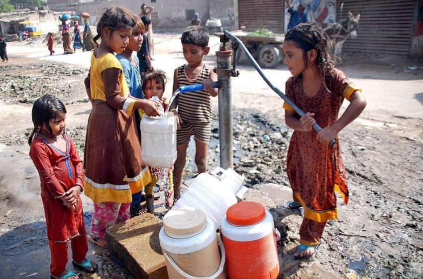 حیدر آباد: پانی کی قلت کے باعث بچیاں ہینڈ پمپ سے پینے کے لیے ..