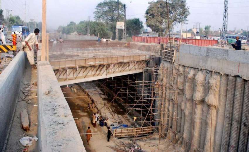 لاہور: چوبچہ انڈر پاس کی تعمیر کے لیے شٹرنگ کا کام جاری ہے۔