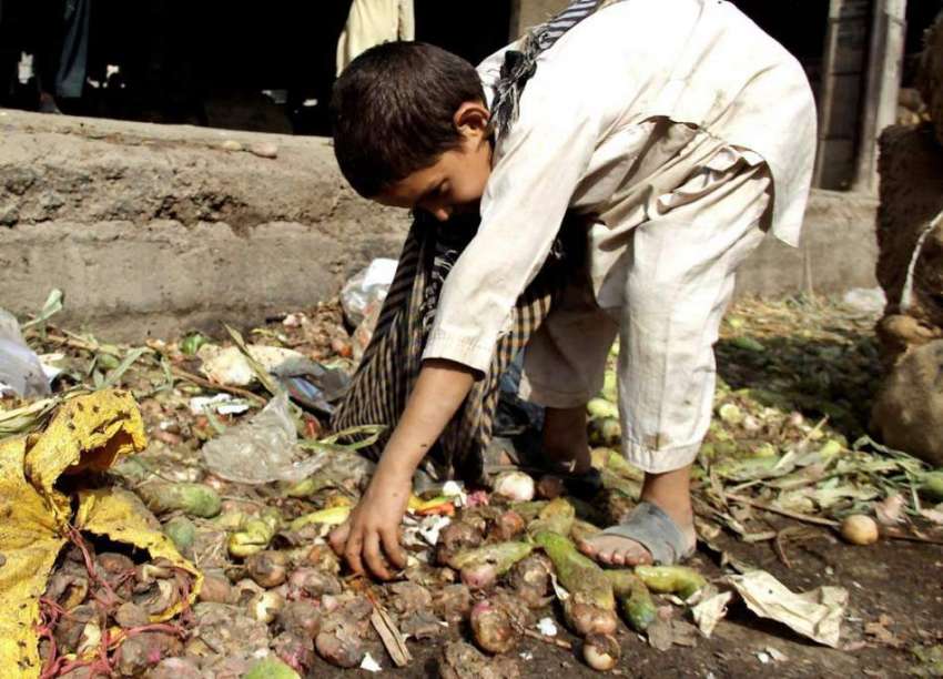 لاہور: ایک بچہ سبزی منڈی میں آڑھتیوں کی طرف سے پھینکی گئی ..