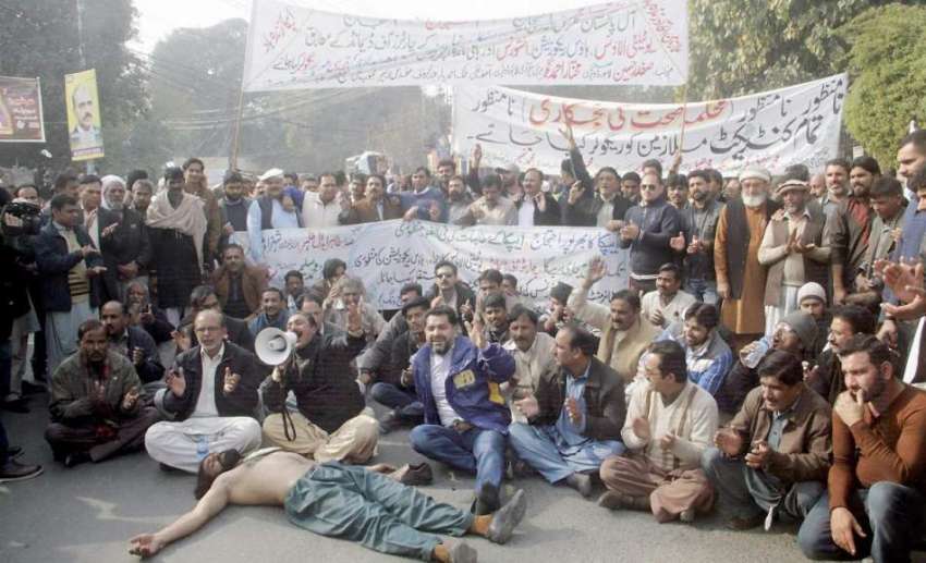 لاہور: ایپکا ملازمین اپنے مطالبات کے حق میں پریس کلب کے سامنے ..