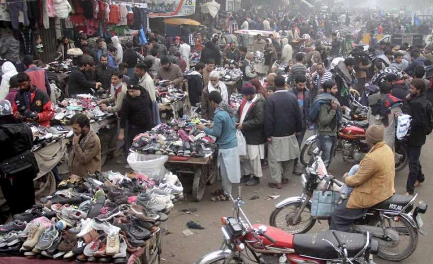 لاہور: سردی کی بڑھتی ہوئی شدت کے باعث شہری لنڈا بازار سے ..