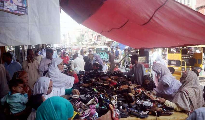 اٹک: خواتین عید کے لیے جوتے خرید رہی ہیں۔