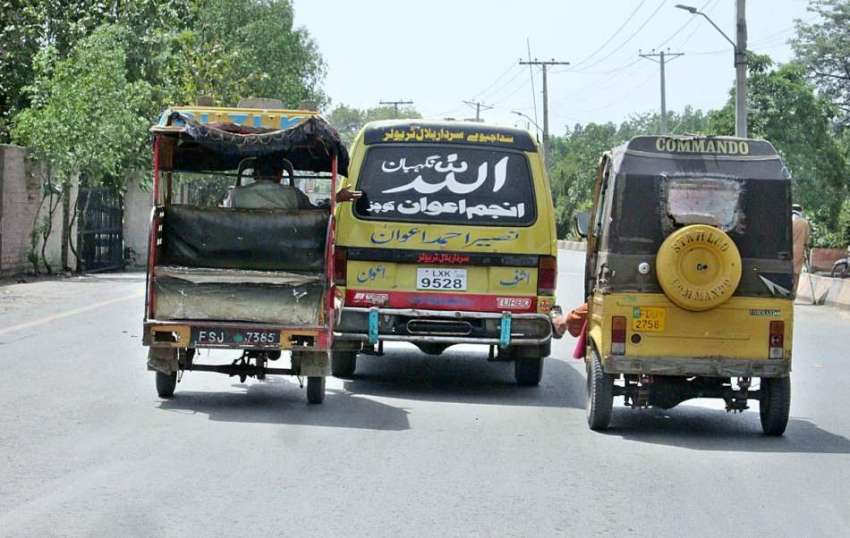 فیصل آباد: خواتین ویگن کو آٹو رکشہ اور چنگچی کے ذریعے دھکا ..