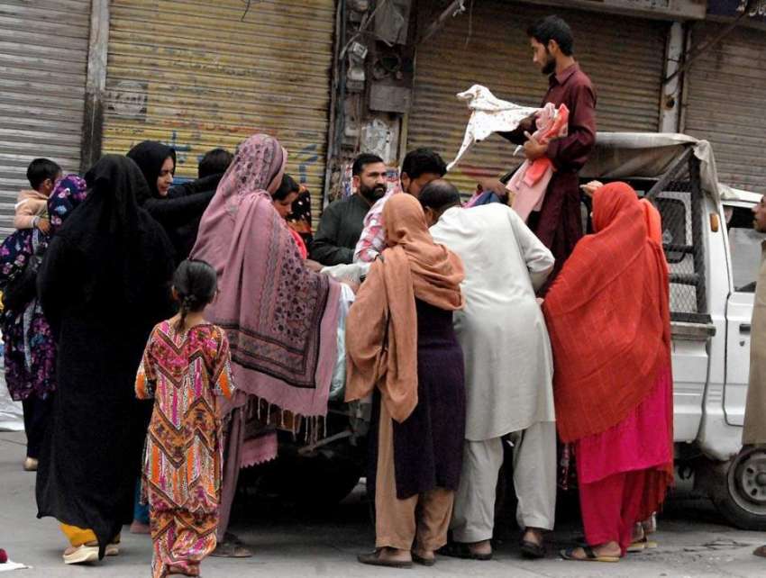 راولپنڈی: شہری جمعہ بازار سے گرم کپڑے خرید رہے ہیں۔