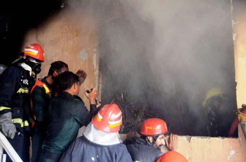 راولپنڈی: چاہ سلطان کے علاقہ میں لگنے والی آگ کو ریسکیو 1122اہلکا ..