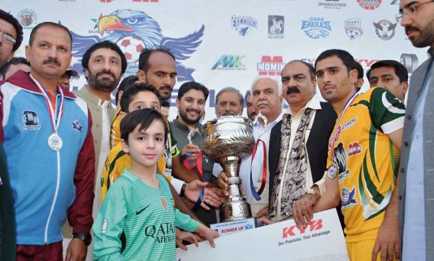 پشاور: فاٹا فٹبال سپر لیگ ٹورنامنٹ کے فائنل کے موقع پر مہمان ..