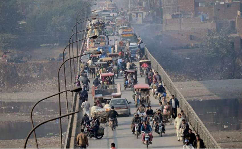 لاہور: مذہبی جماعت کے احتجاج کے باعث راوی پل پر ٹریفک سست ..