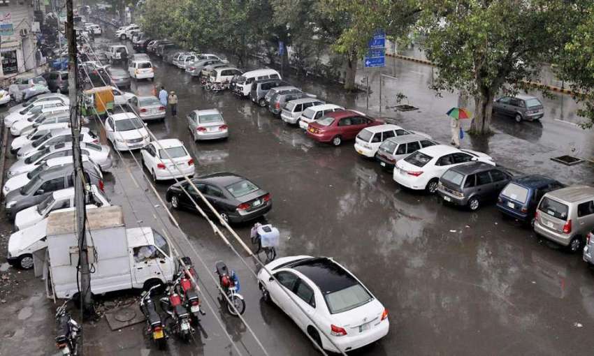 لاہور: شہر میں ہونے والی بارش کے بعد مال روڈ کا منظر۔