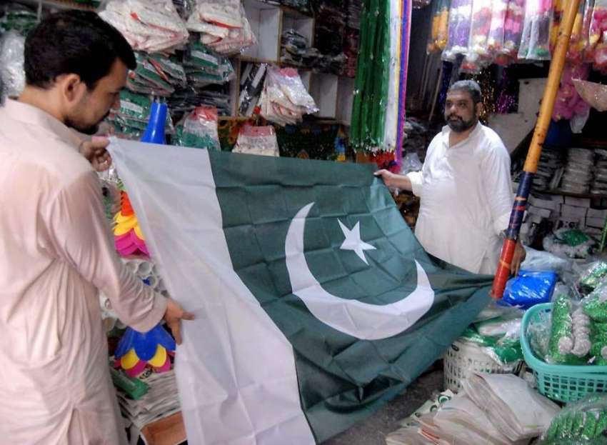 راولپنڈی: اردو بازارمیں شہری 14اگست کے حوالے سے پاکستان پرچم ..
