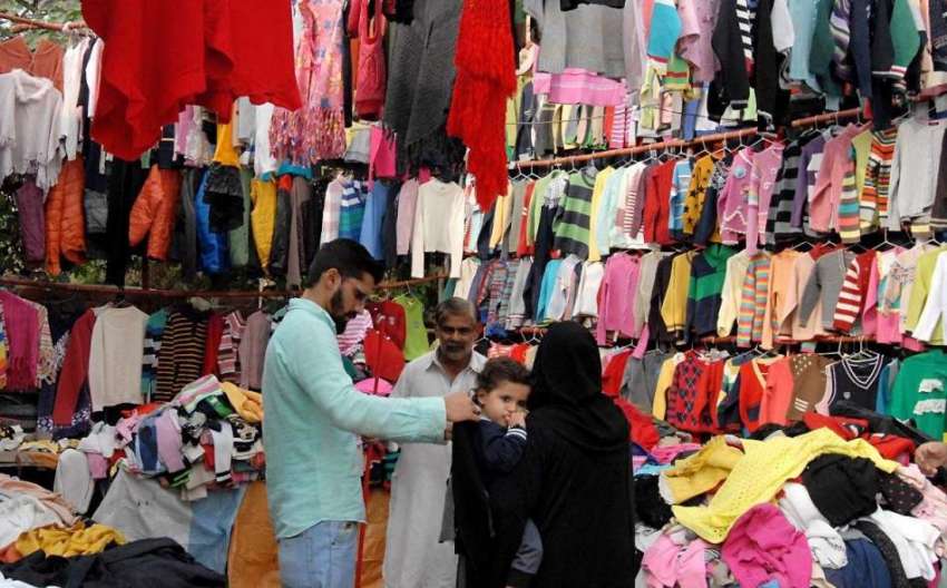 راولپنڈی: سردی میں اضافے کے باعث شہری گرم کپڑوں کی خریداری ..
