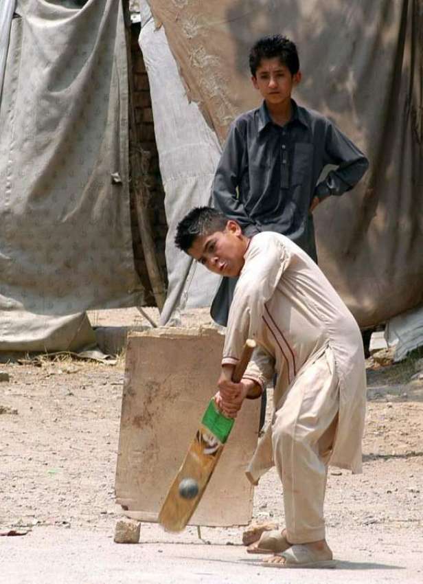 اسلام آباد: بچے گلی میں کرکٹ کھیلنے میں مصروف ہیں۔