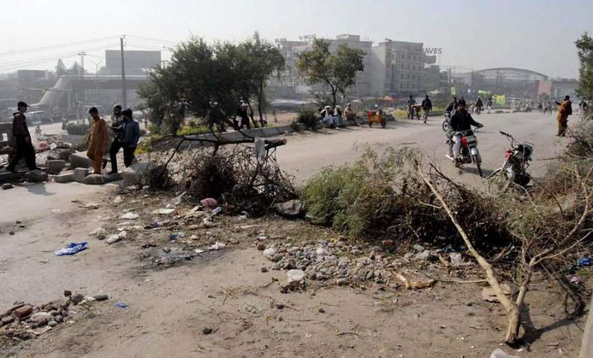 راولپنڈی: فیض آباد ھرنے کے باعث ٹرانسپورٹ اور روڈ بند ہونے ..