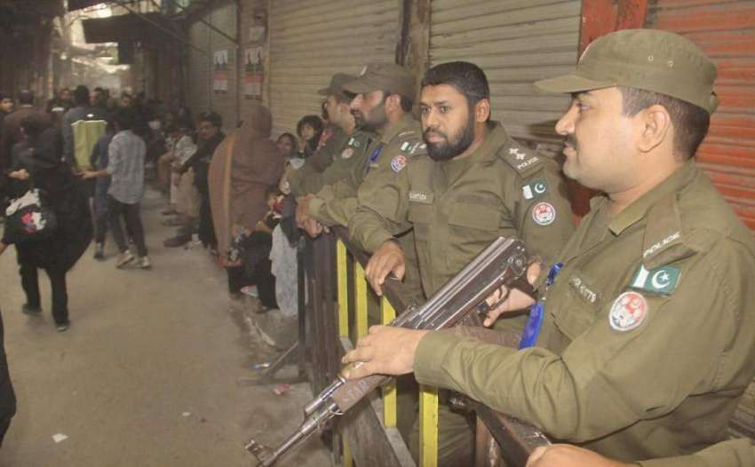 لاہور: چہلم حضرت امام حسین (رض) کے موقع پر جلوس کے روڈ پر پولیس ..