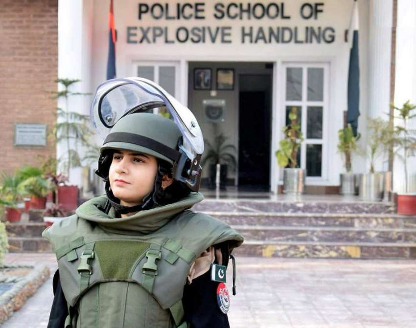 پشاور: بم ڈسپوزل یونٹ کی پہلی خاتو ن اہلکار رافعہ قسیم بیگ ..