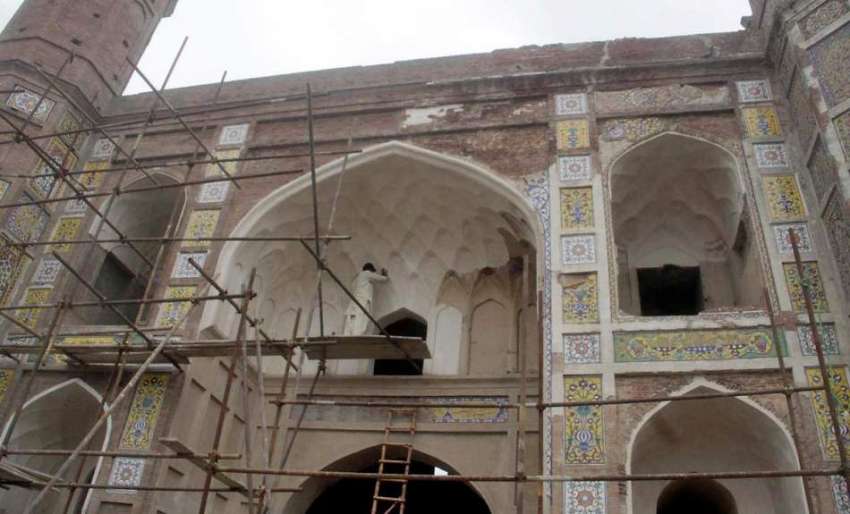 لاہور: ایک مزدور چوبرجی مینار کی تزئین و آرائش کے کام میں ..