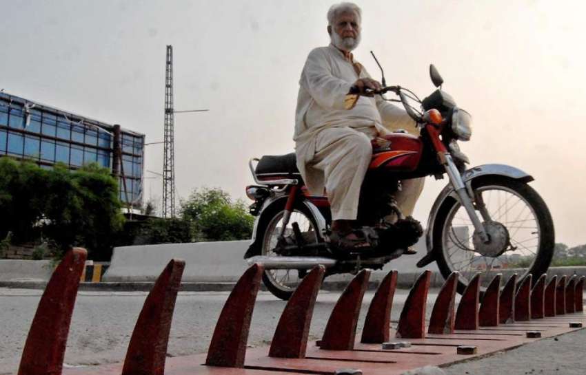 راولپنڈی: موتی محل انڈر پاس سڑک کے درمیان لگائی جانیوالی ..