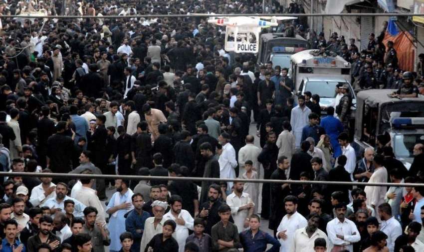 راولپنڈی: یوم عاشور کا مرکزی جلوس راجا بازار سے گزر رہا ہے۔