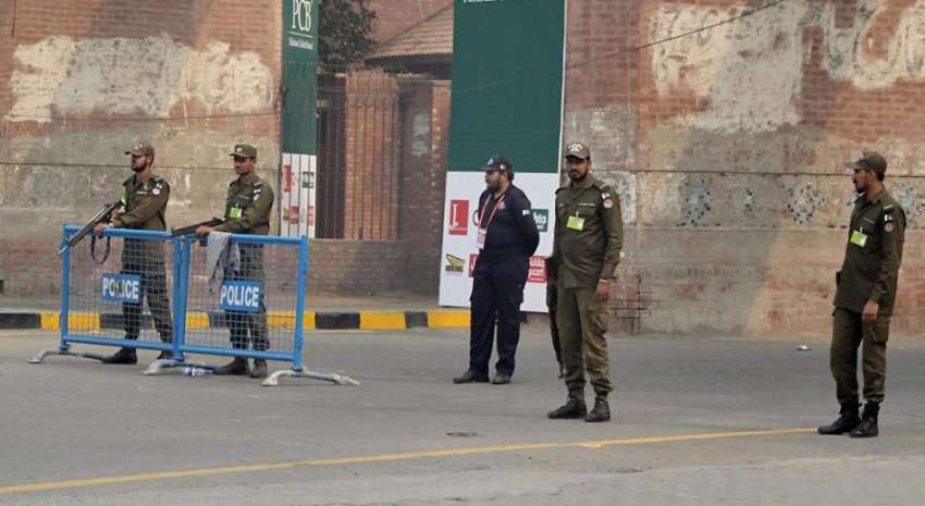 لاہور: قذافی اسٹیڈم کے باہر پولیس اہلکار الرٹ کھڑے ہیں۔