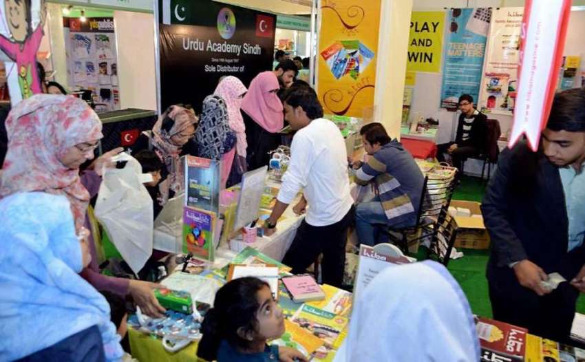 کراچی: ایکسپو سینٹر میں جاری تیرہواں پانچ روزہ عالمی کتب ..