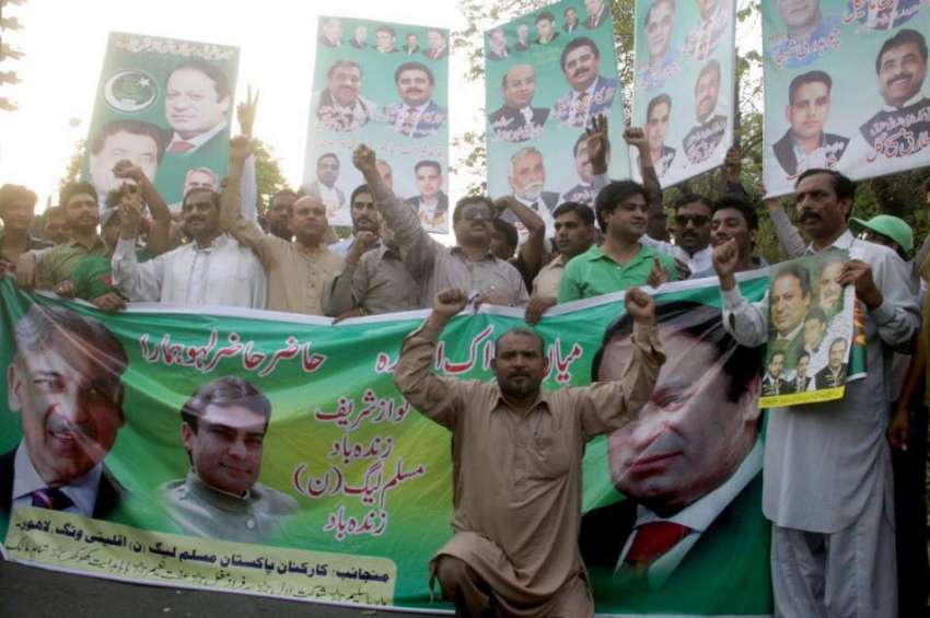 لاہور: مسلم لیگ (ن )کے کارکن پانامہ لیکس فیصلے کی خوشی میں ..