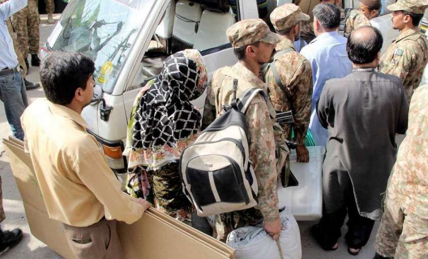 لاہور: حلقہ این اے 120کے ضمنی انتخابات کے لیے پولنگ کا سامان ..