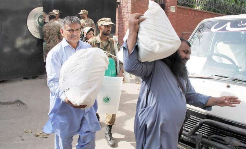 لاہور: پولنگ سٹاف حلقہ این اے120کے ضمنی انتخابات کے لیے پولنگ ..
