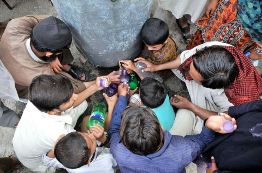 اسلام آباد: بچے پینے کے لیے بوتلوں میں شربت بھر رہے ہیں۔