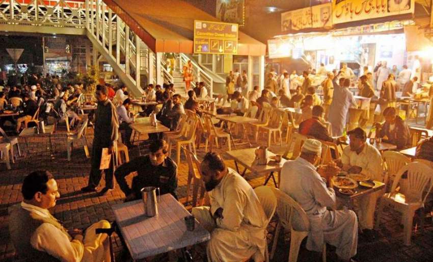 راولپنڈی: انتظامیہ کی نااہلی، کمیٹی چوک میٹرو سٹاپ فٹ پاتھ ..