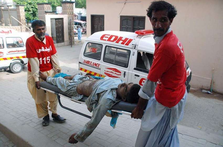 حیدر آباد: کوچ حادثے کے زخمیوں کو سول ہسپتال منتقل کیا جار ..