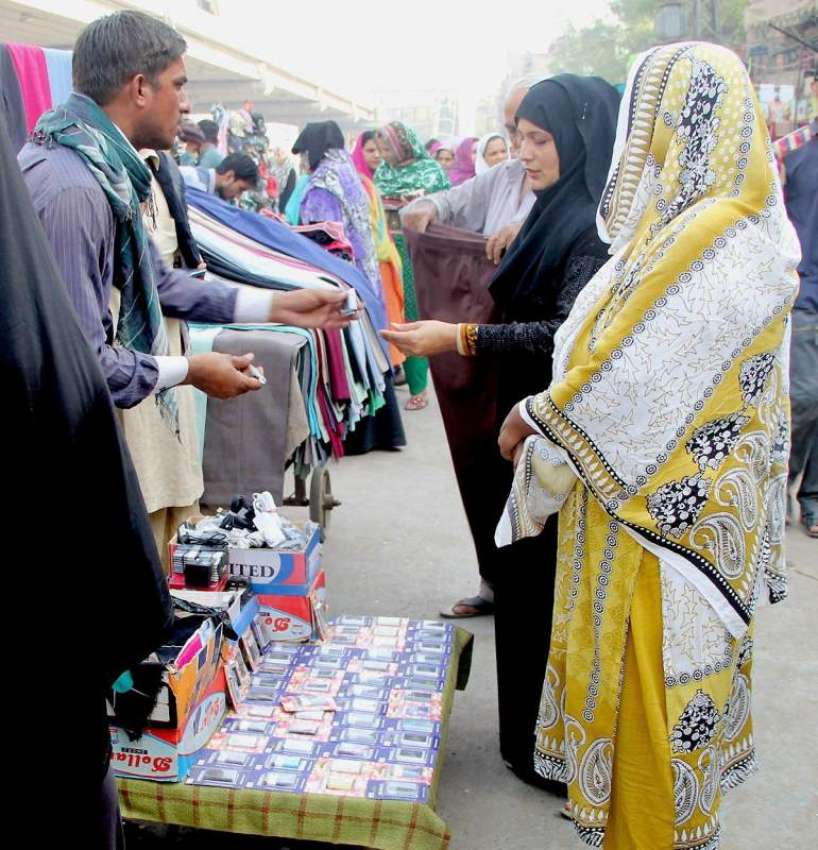 لاہور: پیر مکی بازار میں خواتین سٹال سے موبائل فون کی بیٹری ..