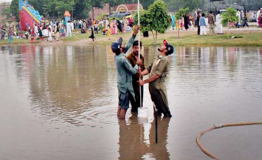 لاہور: پی ایچ اے کے ملازمین گریٹر اقبال پارک میں بارشی پانی ..