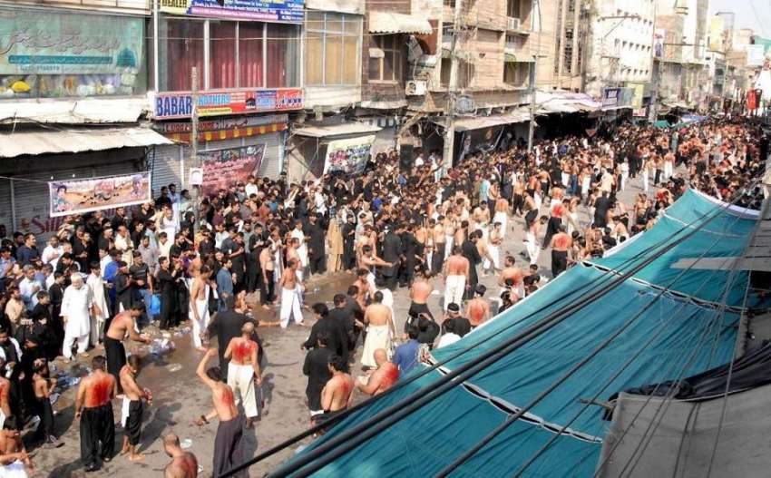 راولپنڈی: یوم عاشور کے مرکزی جلوس میں عزادار زنجیر زنی کر ..