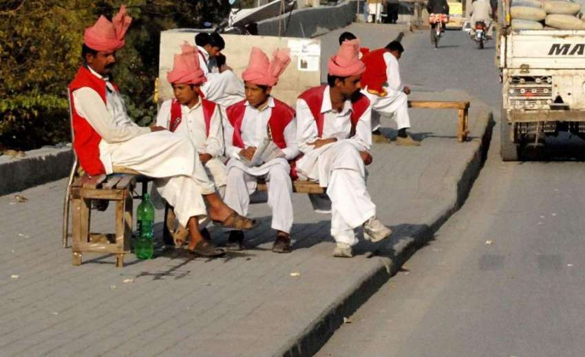 راولپنڈی: مری روڈ پر کام کے انتظار میں بیٹھے ڈھولچی دھوپ ..