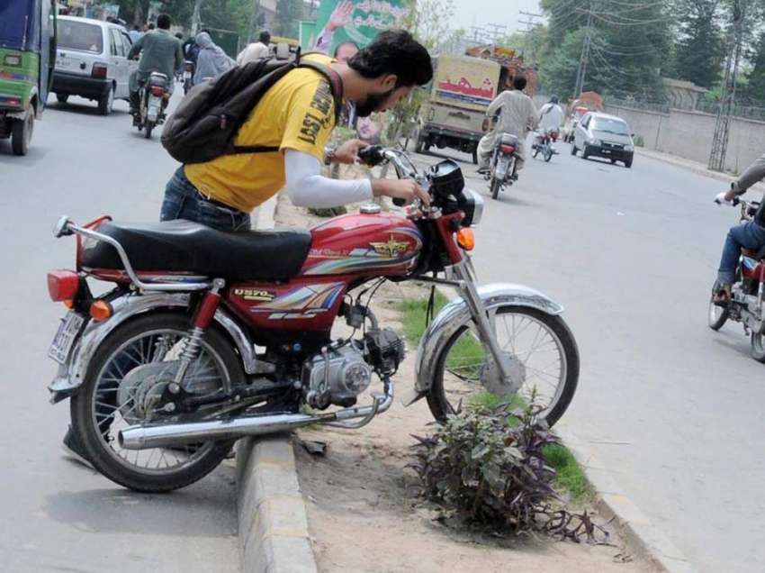 راولپنڈی: ٹیپو روڈ پر ٹریفک جام کے باعث ایک شہری موٹر سائیکل ..