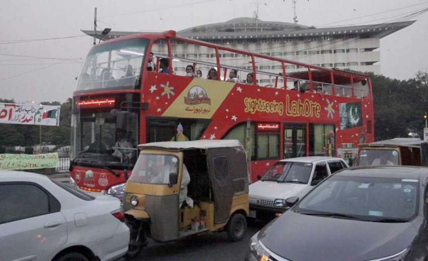 لاہور: سیاحتی بس مال روڈ سے گزر رہی ہے۔