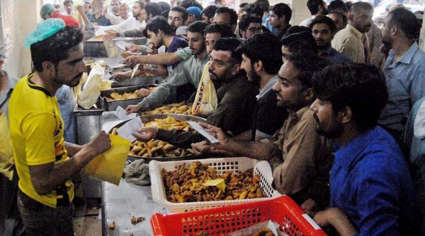 راولپنڈی: مری روڈ پر شہری افطاری کے لیے پکوڑے سموسے خرید ..