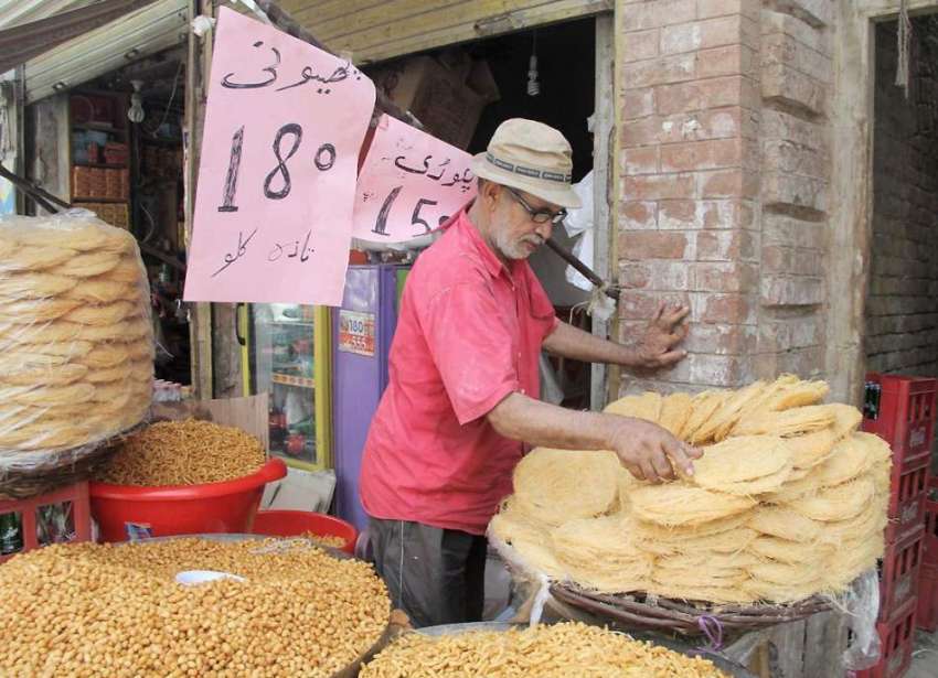 لاہور: انارکلی بازار میں دوکاندار پھیونیاں اور پکوڑیاں ..
