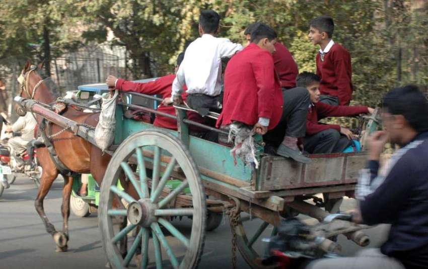 لاہور: سکول سے چھٹی کے بعد بچی تانگے پر گھروں کو جا رہے ہیں۔