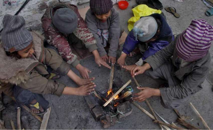 لاہور: بچی سردی کی شدت کم کرنے کے لیے ہاتھ تاپ رہے ہیں۔