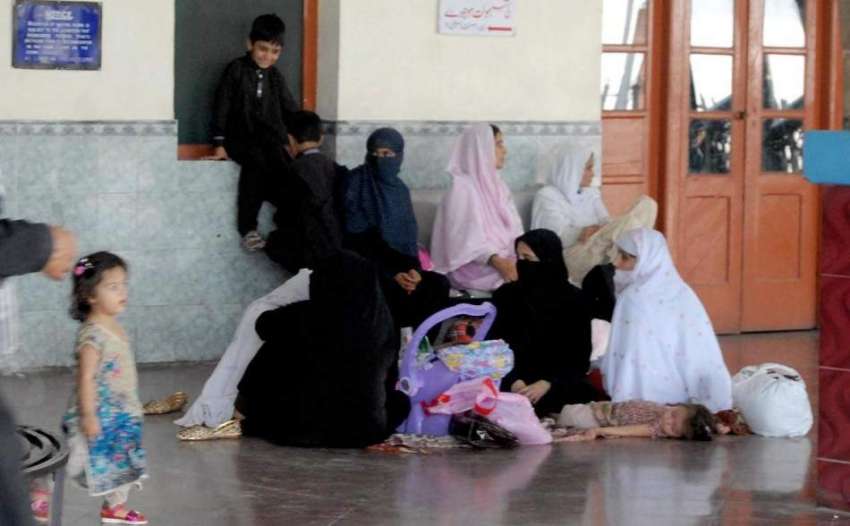 راولپنڈی: عید منانے کے لیے آبائی علاقوں کو جانیوالی خواتین ..