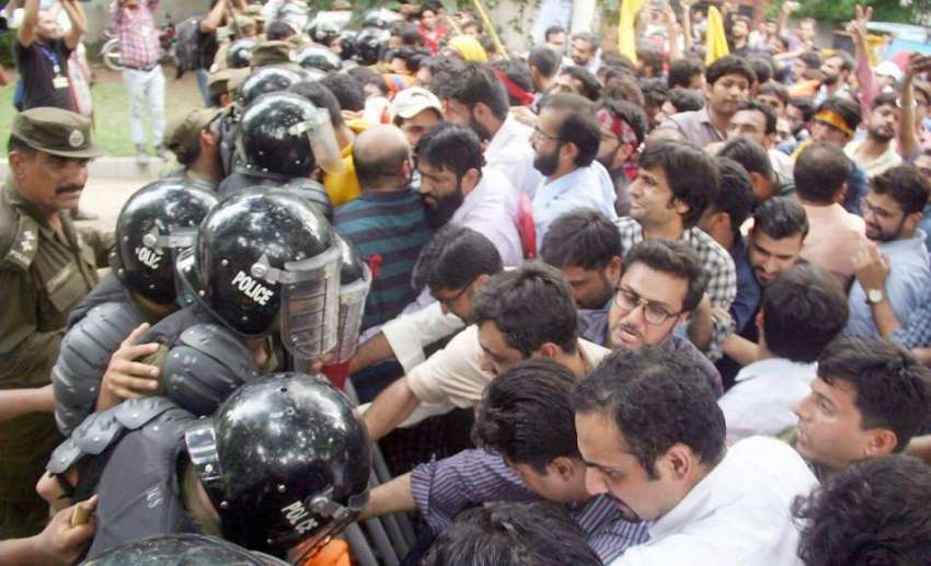 لاہور: ینگ ڈاکٹر پولیس کو پیچھے دھکیل کر جی او آر کی طرف بڑھنے ..