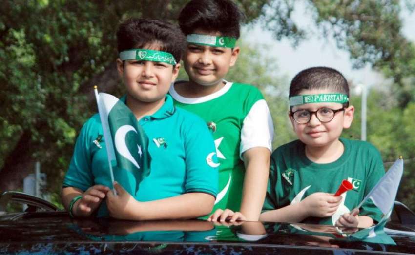 لاہور: یوم آزادی کے موقع پر ننھے بچے قومی پرچم کے رنگوں والے ..